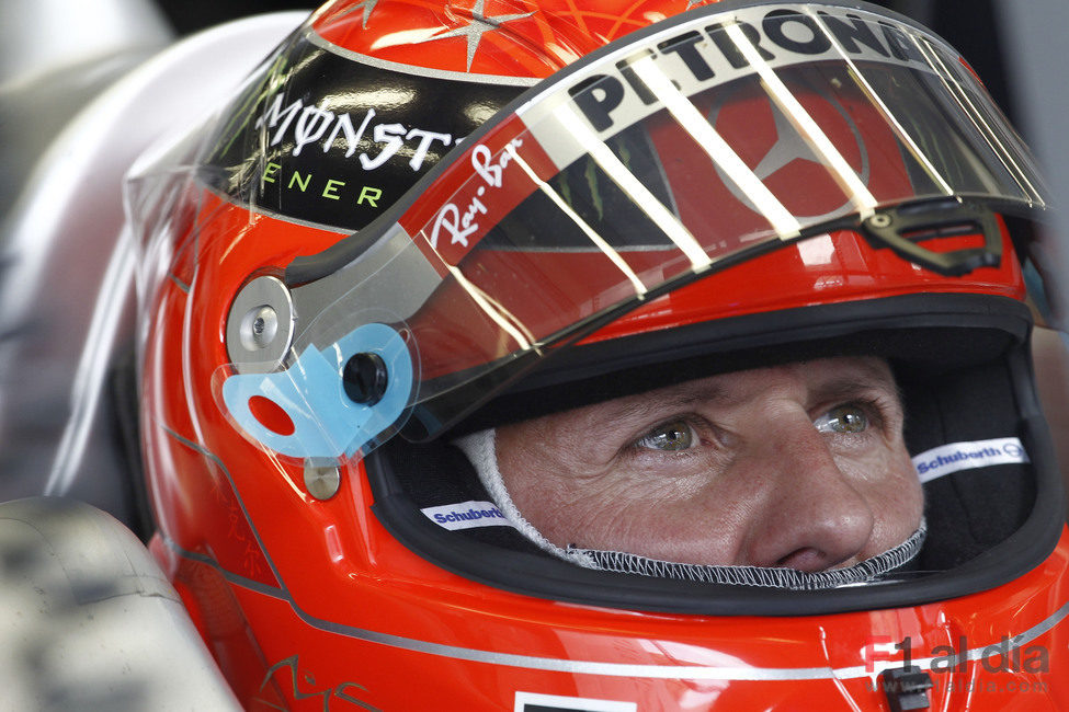 Schumacher se concentra antes de salir a pista