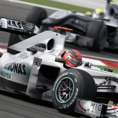 Schumacher rueda delante de Rosberg