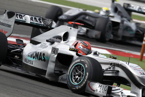 Schumacher rueda delante de Rosberg