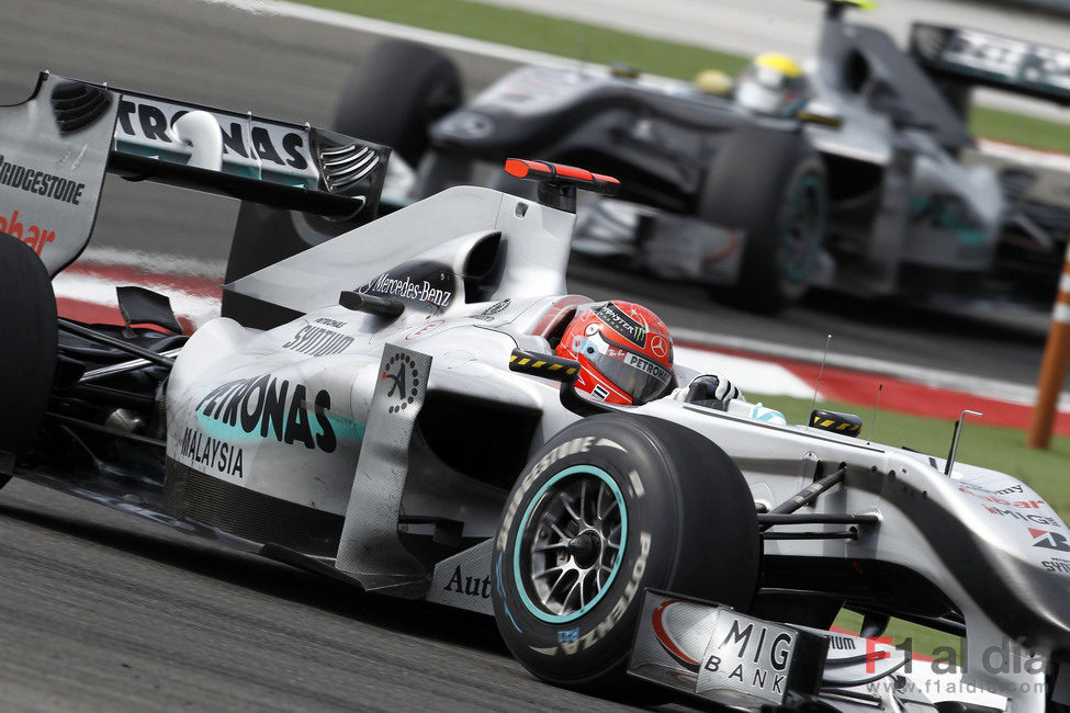 Schumacher rueda delante de Rosberg