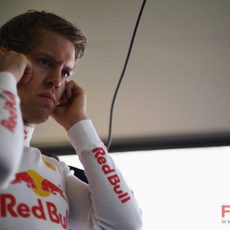 Vettel se tapa los oídos