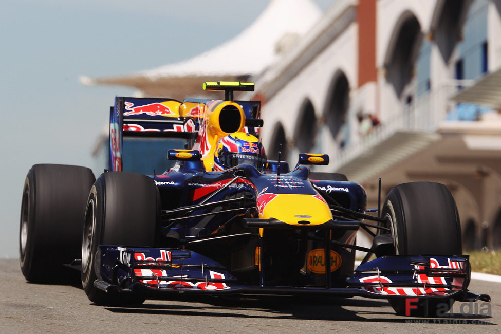 Mark Webber sale del 'pitlane'