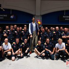 Sultan Kosen posa con el equipo Red Bull