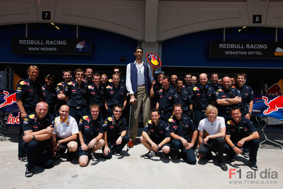 Sultan Kosen posa con el equipo Red Bull