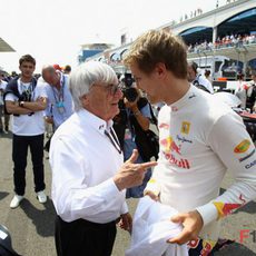 Ecclestone habla con Vettel en la parrilla