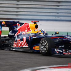 Vettel con su rueda reventada