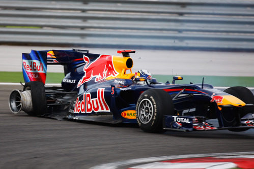 Vettel con su rueda reventada