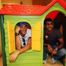 Senna y Chandhok metidos en una casa de juguete