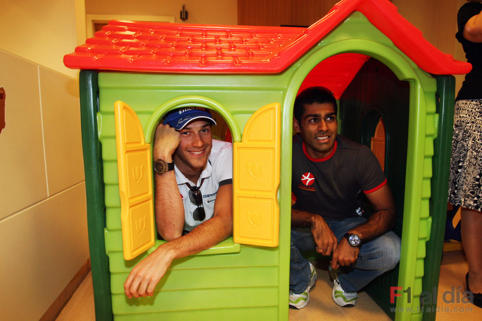 Senna y Chandhok metidos en una casa de juguete