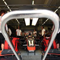 Chandhok espera en el box