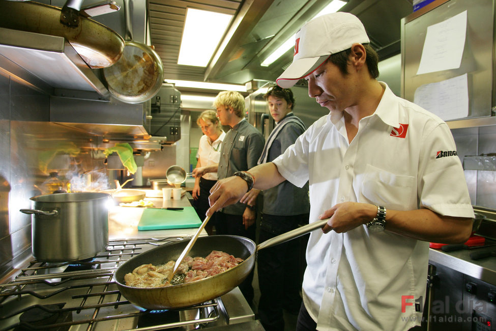 Kobayashi se mete en la cocina