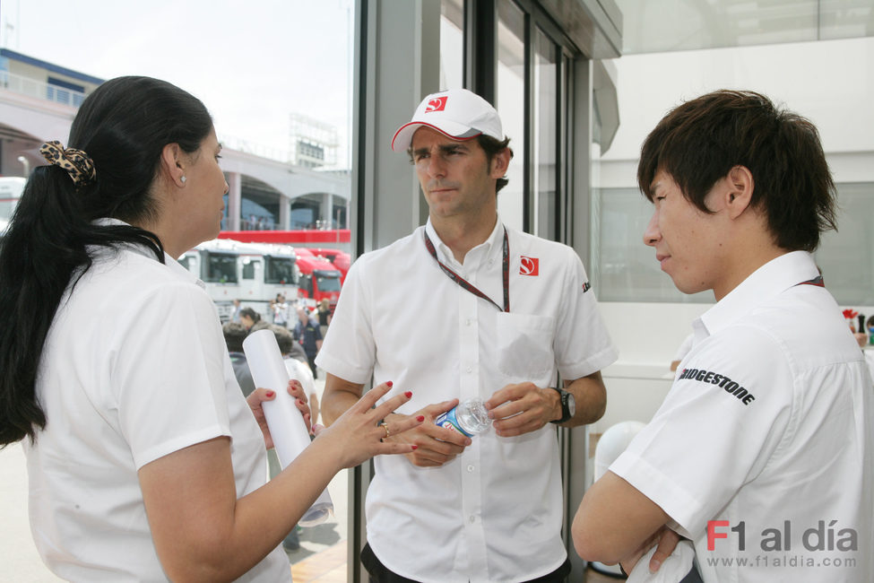 De la Rosa y Kobayashi hablan con la jefa de Sauber