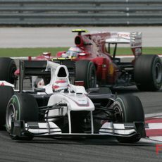 Kobayashi perseguido por Alonso