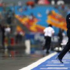 Franz Tost cruza el 'pitlane'