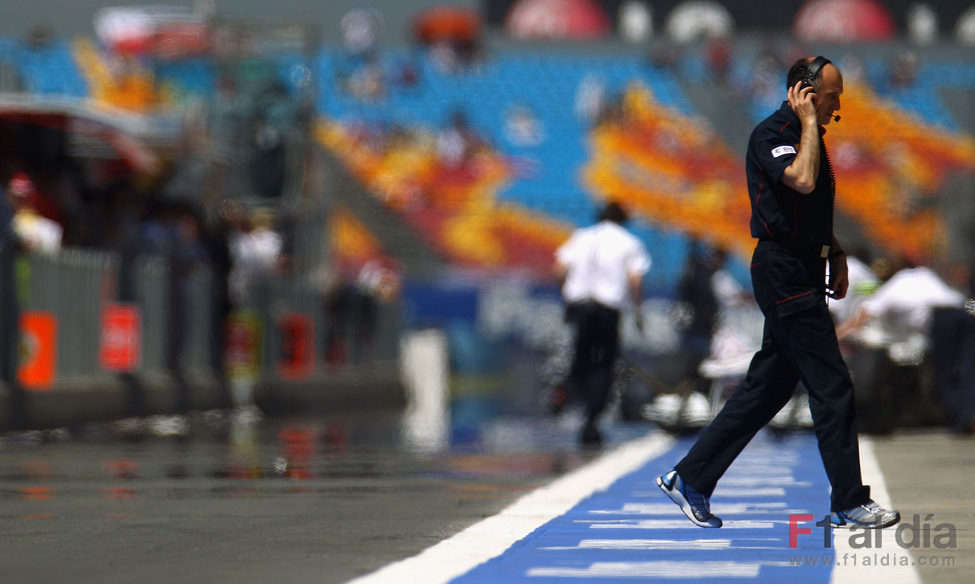 Franz Tost cruza el 'pitlane'