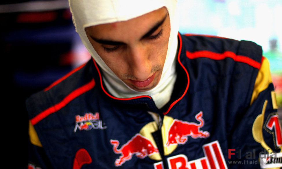 Buemi se dispone a ponerse el casco