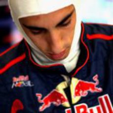 Buemi se dispone a ponerse el casco