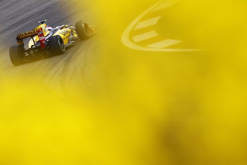 Vitaly rodeado de amarillo Renault