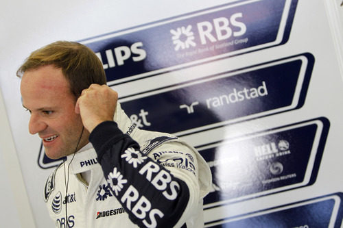 Barrichello se pone sus cascos