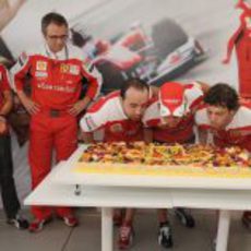 Alonso con su tarta