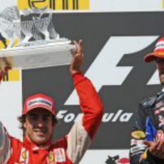 Alonso levanta su trofeo