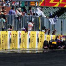 Webber cruza la linea de meta