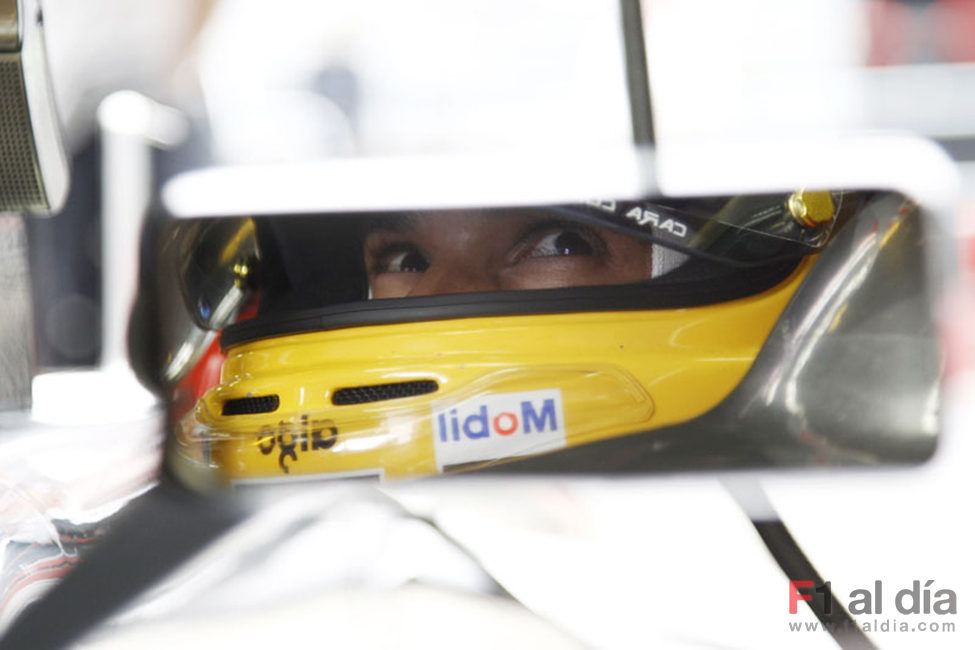 Hamilton contento antes de salir a pista