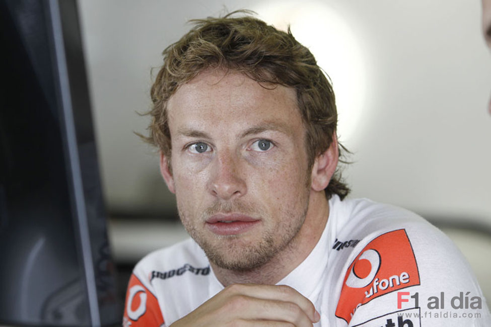 Button en el box de McLaren