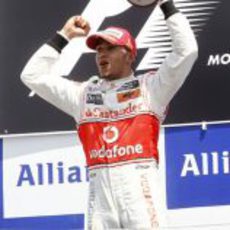 Hamilton levanta su trofeo de ganador