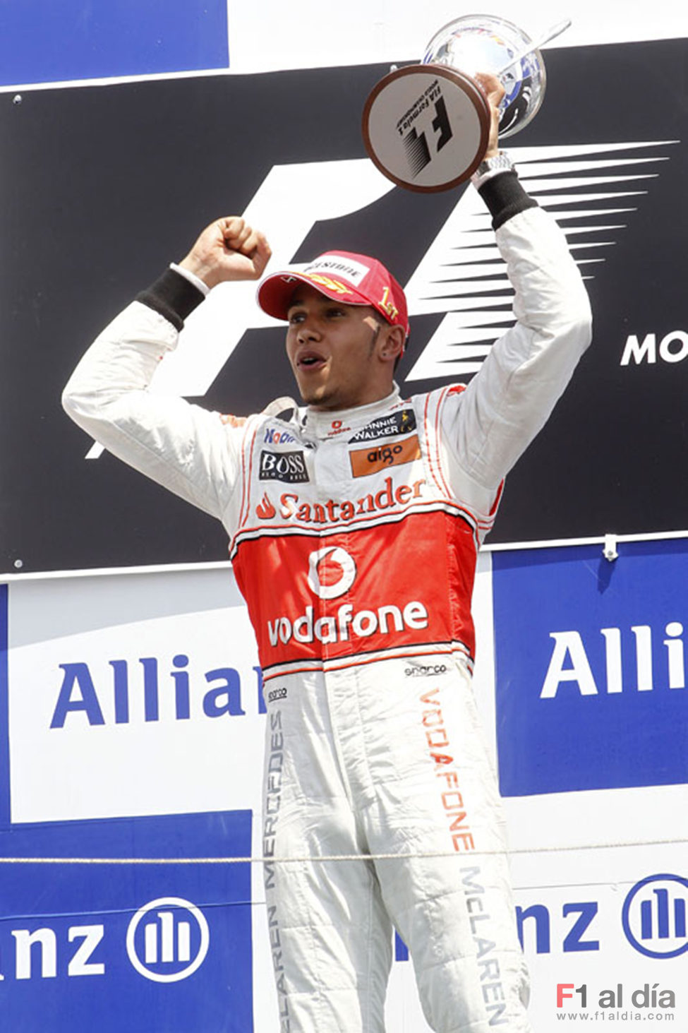 Hamilton levanta su trofeo de ganador