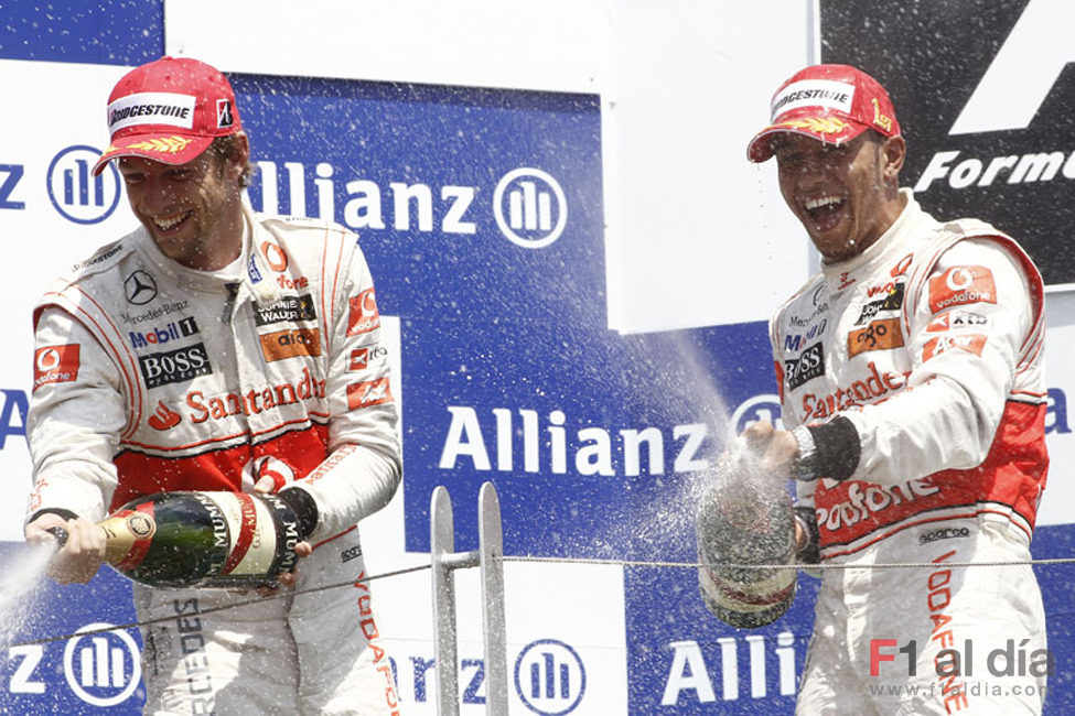 Button y Hamilton celebran el nuevo doblete de McLaren