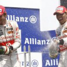 Button y Hamilton celebran el nuevo doblete de McLaren