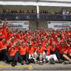 La escudería McLaren celebra la victoria