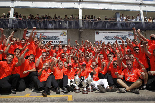 La escudería McLaren celebra la victoria