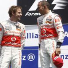 Jenson y Lewis, felices en el podio