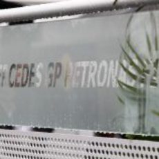 El logo mojado de Mercedes GP Petronas