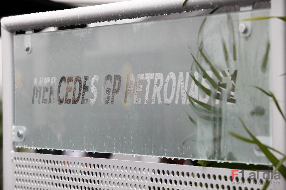 El logo mojado de Mercedes GP Petronas