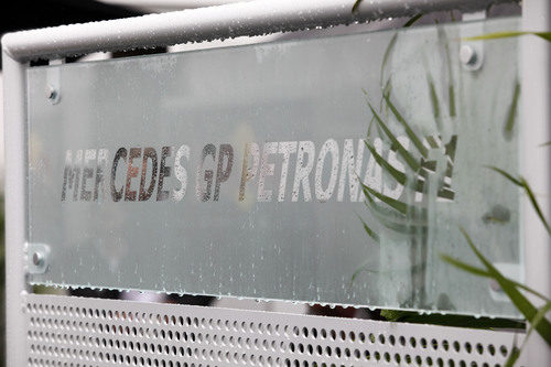 El logo mojado de Mercedes GP Petronas