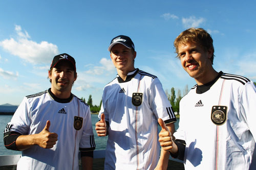 Glock, Hülkenberg y Vettel con la camiseta de Alemania