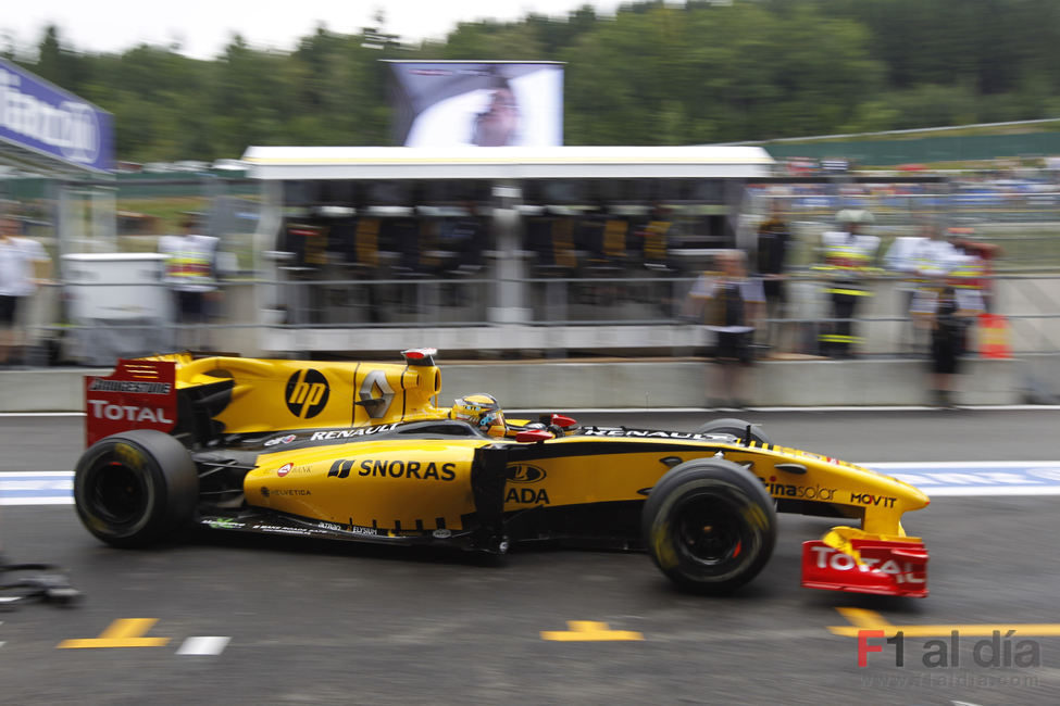 Kubica pasa por boxes