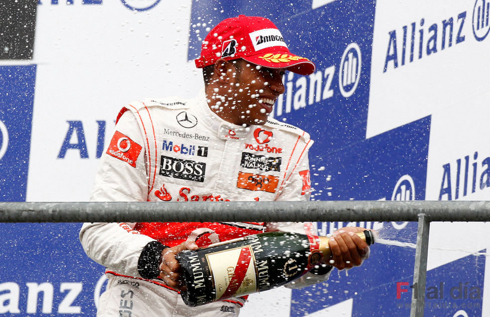 Lewis con champán