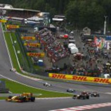 Los pilotos pasan por Eau Rouge