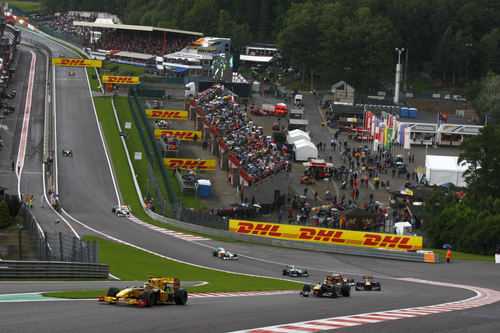 Los pilotos pasan por Eau Rouge