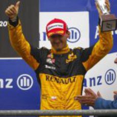 Kubica con el trofeo