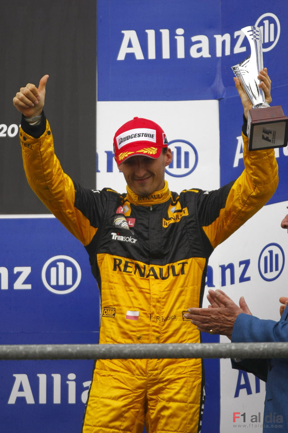 Kubica con el trofeo