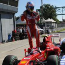 Alonso celebra la pole