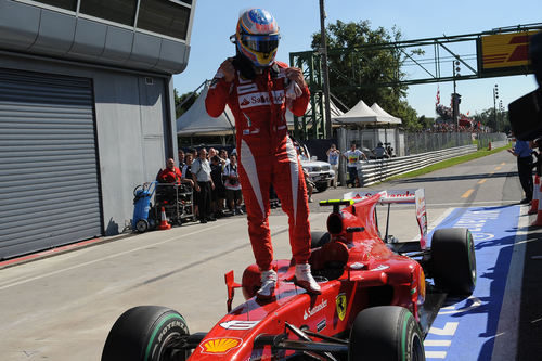 Alonso celebra la pole