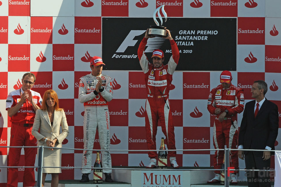 Alonso levanta el trofeo en el podio