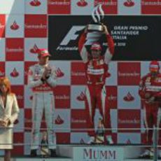 Alonso levanta el trofeo en el podio