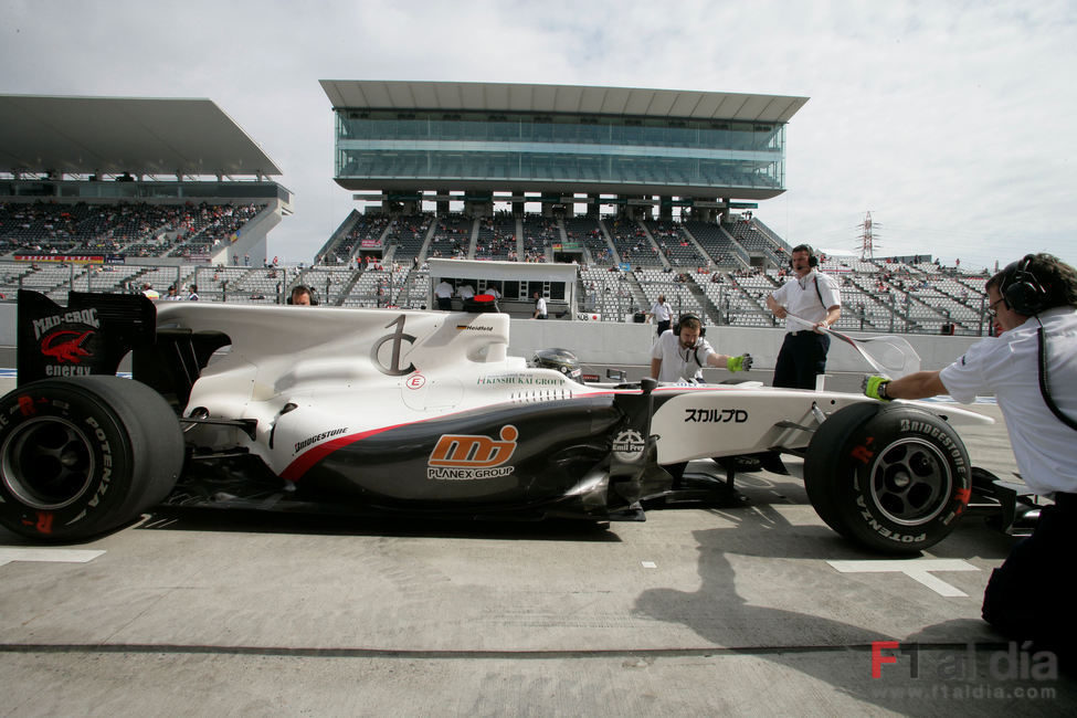 Heidfeld sale de boxes